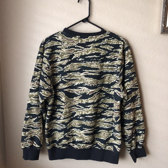 Undefeated Red 5 Strikes Tiger Camo Sweatshirt Men’s Size Medium EUC - Picture 5 of 5